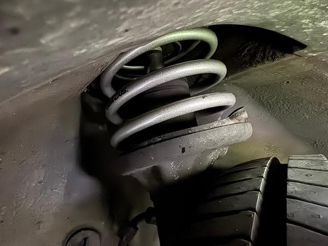 限られたスペースにたくさんの在庫車両を保管してますので、ご来店の際はご予約していただけるとスムーズにご案内できます。