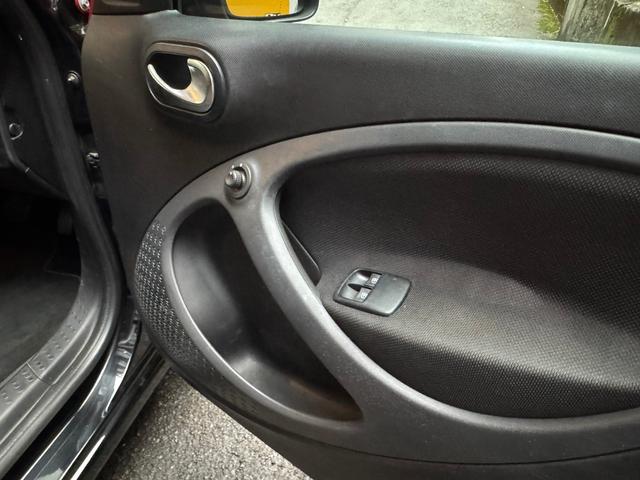 スマートフォーフォー プライム　プライム　黒革シート　パノラマルーフ　パナソニックナビＣＮ－Ｇ１１００ＶＤ　バックモニター　１５インチ純正アルミ　純正フロアマット（32枚目）