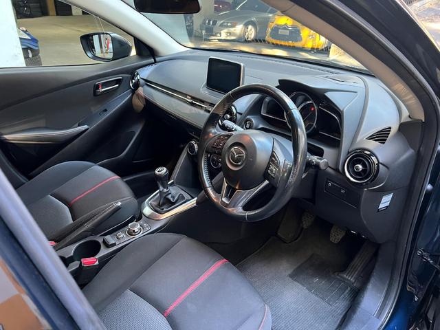 デミオ ＸＤツーリング　６ＭＴ　ディーゼルターボ　プッシュスタート　スマートキー２本　アイドリングストップ　スマートシティブレーキサポート　ヘッドアップディスプレイ　ビルトインＥＴＣ　１６インチアルミ　カラーバックモニター（40枚目）