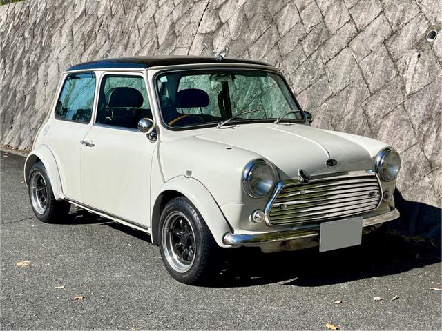 ＭＩＮＩ クーパー　４速クイックシフトＭＴ　センターマフラー　社外サスペンション　１２インチホイール　ウッドステアリング　ＥＴＣ車載器　新品タイヤ交換後納車（5枚目）