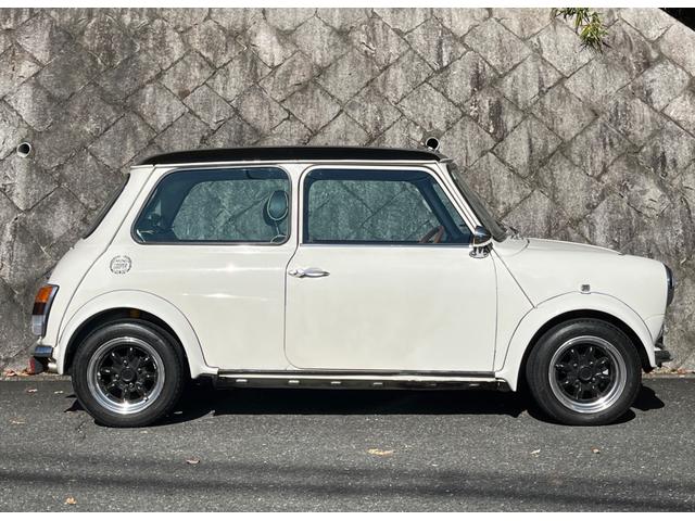 ＭＩＮＩ クーパー　４速クイックシフトＭＴ　センターマフラー　社外サスペンション　１２インチホイール　ウッドステアリング　ＥＴＣ車載器　新品タイヤ交換後納車（6枚目）