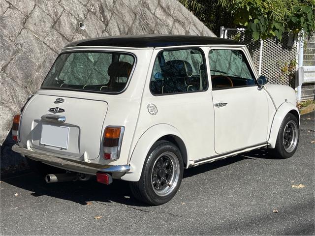 ＭＩＮＩ クーパー　４速クイックシフトＭＴ　センターマフラー　社外サスペンション　１２インチホイール　ウッドステアリング　ＥＴＣ車載器　新品タイヤ交換後納車（7枚目）