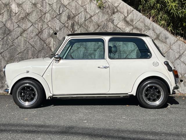 ＭＩＮＩ クーパー　４速クイックシフトＭＴ　センターマフラー　社外サスペンション　１２インチホイール　ウッドステアリング　ＥＴＣ車載器　新品タイヤ交換後納車（9枚目）