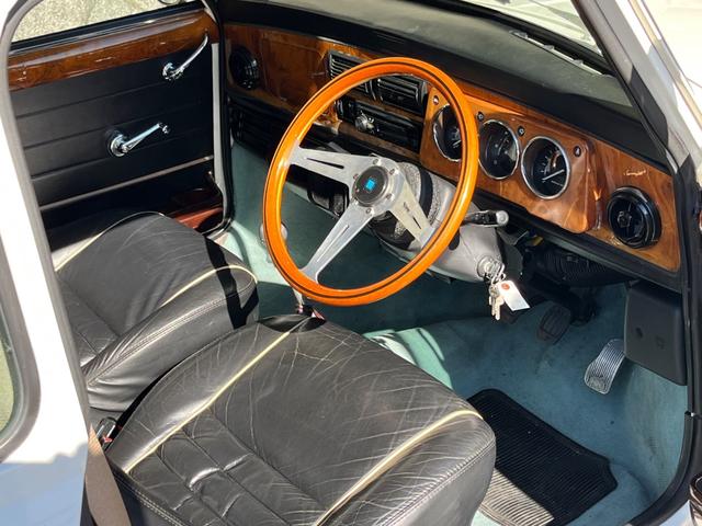 ＭＩＮＩ クーパー　４速クイックシフトＭＴ　センターマフラー　社外サスペンション　１２インチホイール　ウッドステアリング　ＥＴＣ車載器　新品タイヤ交換後納車（18枚目）