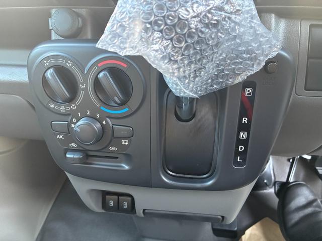 エブリイ ＰＡリミテッド　６型パートタイム４ＷＤスズキセーフティーサポート届出済未使用車（9枚目）