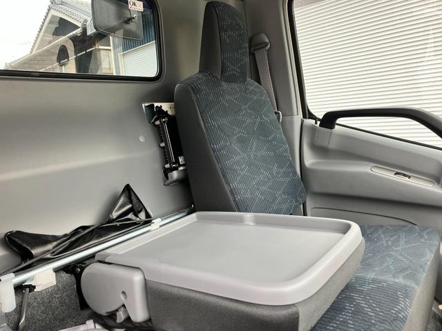 デュトロ ハイグレード　キャリアカー　積載車　フラトップＺＥＲＯ　タイヤ固縛　開閉式サイドアオリ　ウインチ　ラジコン　スマートエントリー　電子インナーミラー　電動パーキングブレーキ　プリクラッシュセーフティ　ＬＥＤヘッド（47枚目）