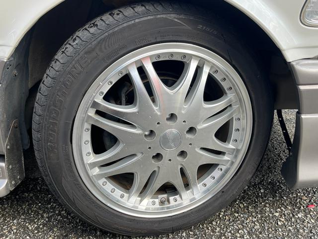 エスティマ Ｇ　７人乗り　ツインムーンルーフ　社外ナビ　フルセグ　バックカメラ　ＵＳＢ接続音楽再生　ＥＴＣ　純正キーレス　社外エアロ（Ｆ　Ｓ　Ｒ）　社外フジツボマフラー　社外１７インチＡＷ　社外ローダウン足回り（18枚目）