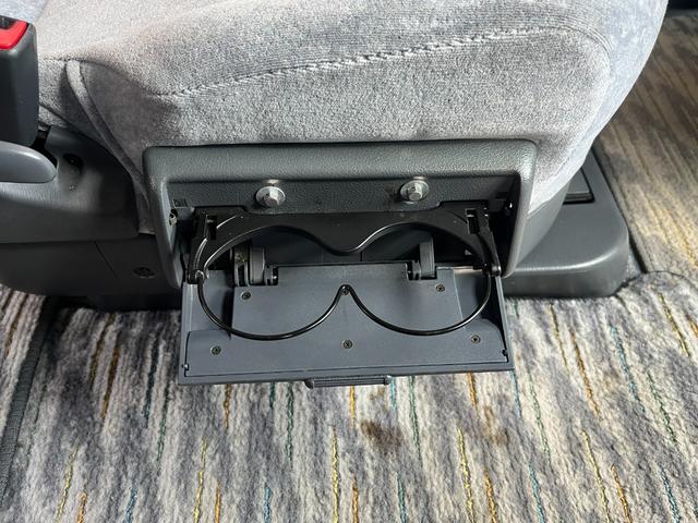 エスティマ Ｇ　７人乗り　ツインムーンルーフ　社外ナビ　フルセグ　バックカメラ　ＵＳＢ接続音楽再生　ＥＴＣ　純正キーレス　社外エアロ（Ｆ　Ｓ　Ｒ）　社外フジツボマフラー　社外１７インチＡＷ　社外ローダウン足回り（57枚目）