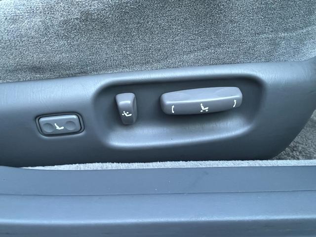 セルシオ Ａ仕様　２０２ブラック　バネサス車両（ＲＳＲダウンサス）　マルチレス　レオンハルト１９インチアルミ　純正キーレス　モケットシート　パワーシート　オートライト（19枚目）