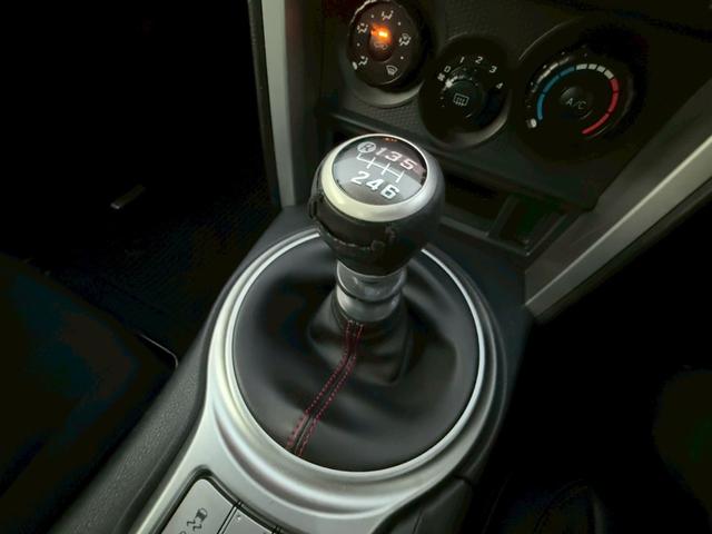 BRZ R 6MT/ワンオーナー/禁煙車/ENEEPETAL車高調/純正ナビ/TRDパフォーマンスダンパー/TRDタワーバー/バックカメラ/フルセグTV/ETC/Bluetooth/キーレス/純正アルミホイール/(6枚目)