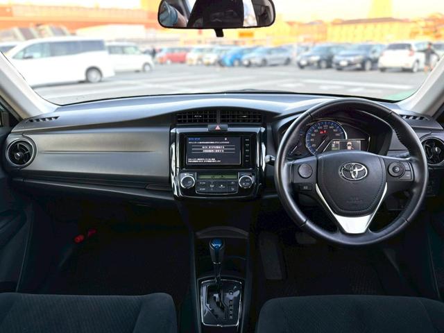 カローラアクシオ ハイブリッドＧ　禁煙車／純正ナビ／フルセグＴＶ／Ｂｌｕｅｔｏｏｔｈ／バックカメラ／ＥＴＣ／回転シート／プッシュスタート／スマートキー／ステアリングリモコン／スペアキー／ＤＶＤ再生（3枚目）