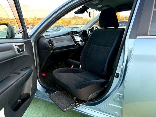 カローラアクシオ ハイブリッドＧ　禁煙車／純正ナビ／フルセグＴＶ／Ｂｌｕｅｔｏｏｔｈ／バックカメラ／ＥＴＣ／回転シート／プッシュスタート／スマートキー／ステアリングリモコン／スペアキー／ＤＶＤ再生（4枚目）