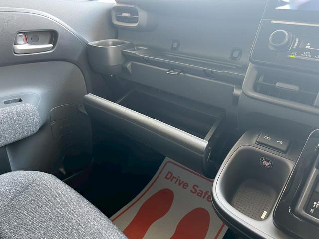 シエンタ ハイブリッドＺ　純正ディスプレイオーディオ　コネクテッドナビ対応　全方位カメラ　ＥＴＣ　両側電動スライドドア　衝突被害軽減ブレーキ　アダプティブクルーズコントロール　ＬＥＤヘッドライト　ロールサンシェード（48枚目）