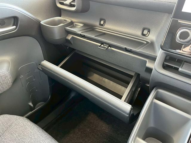 シエンタ ハイブリッドＺ　登録済未使用車　純正ディスプレイオーディオ　全周囲カメラ　ＥＴＣ２．０　両側電動スライドドア　衝突被害軽減ブレーキ　電子パーキング　オートブレーキホールド　アダプティブクルーズコントロール（46枚目）