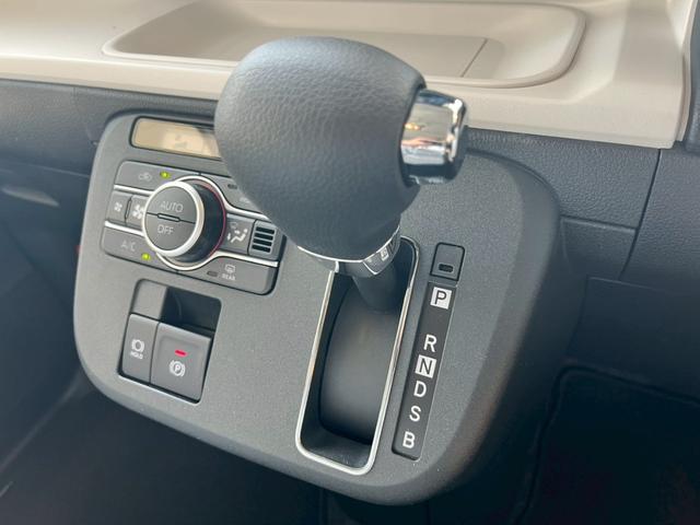 ムーヴキャンバス ストライプスＧ　両側電動スライドドア　衝突被害軽減ブレーキ　電子パーキング　オートブレーキホールド　前席シートヒーター　スマートキー　アイドリングストップ　アクセサリーソケット　オートライト　電動格納式ミラー（34枚目）