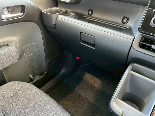 シエンタ ハイブリッドＺ　登録済未使用車　純正ディスプレイオーディオ　全方位カメラ　ＥＴＣ　両側電動スライドドア　衝突被害軽減ブレーキ　電子パーキング　オートブレーキホールド　クルーズコントロール　ＬＥＤヘッドライト　禁煙車（45枚目）