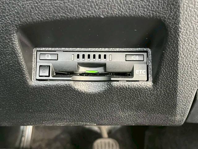 プリウス Ｓ　ナビ　ＥＴＣ　突被害軽減ブレーキ　クルーズコントロール　純正アルミホイール　電子パーキング　オートライト　スマートキー　ステアリングスイッチ　オートハイビーム　横滑り防止機能　オートエアコン（6枚目）