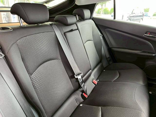 プリウス Ｓ　ナビ　ＥＴＣ　突被害軽減ブレーキ　クルーズコントロール　純正アルミホイール　電子パーキング　オートライト　スマートキー　ステアリングスイッチ　オートハイビーム　横滑り防止機能　オートエアコン（24枚目）