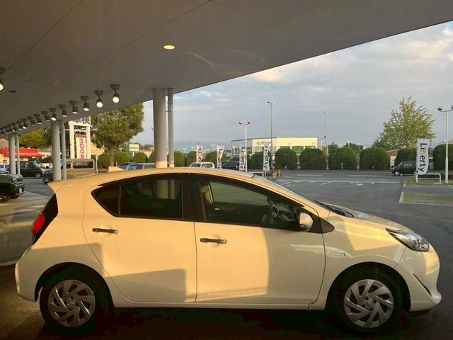 アクア Sスタイルブラック 純正ナビ バックカメラ 衝突被害軽減ブレーキ レーンキープアシスト スマートキー 電動格納式ミラー オートハイビーム 横滑り防止機能 マニュアルレベリング機能(10枚目)