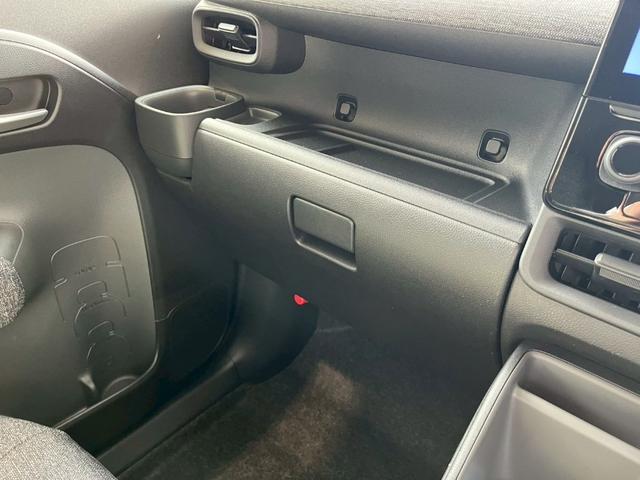 シエンタ ハイブリッドＺ　フルフラットシート　エアバック　キーレスエントリー　イモビライザー　ナビ　バックモニター　ＬＥＤヘッドライト　横滑り防止　スマートキー　ＵＳＢ（42枚目）