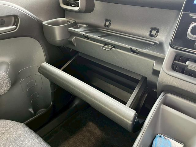 シエンタ ハイブリッドＺ　フルフラットシート　エアバック　キーレスエントリー　イモビライザー　ナビ　バックモニター　ＬＥＤヘッドライト　横滑り防止　スマートキー　ＵＳＢ（43枚目）