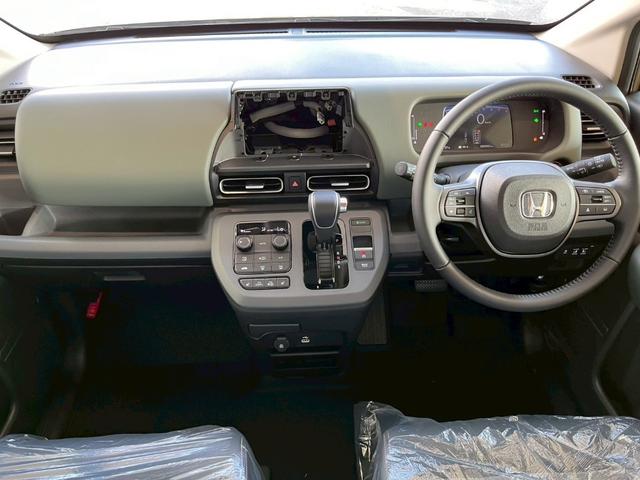 フリード クロスター クリアランスソナー オートクルーズコントロール レーンアシスト 衝突被害軽減システム 両側電動スライドドア オートライト LEDヘッドランプ スマートキー 電動格納ミラー シートヒーター 3列シート(6枚目)