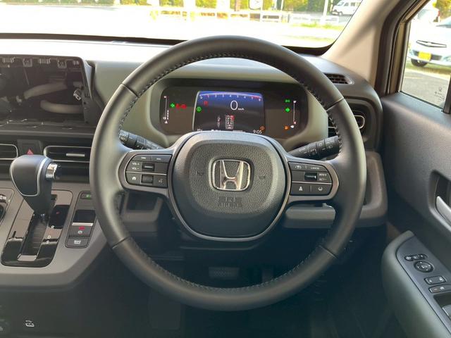 フリード クロスター クリアランスソナー オートクルーズコントロール レーンアシスト 衝突被害軽減システム 両側電動スライドドア オートライト LEDヘッドランプ スマートキー 電動格納ミラー シートヒーター 3列シート(7枚目)