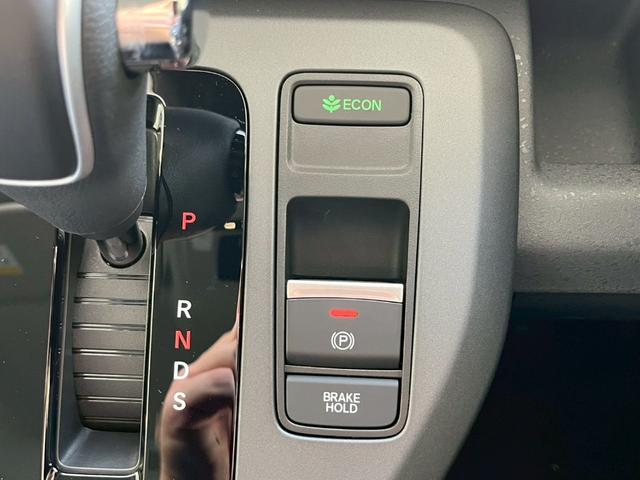 フリード クロスター クリアランスソナー オートクルーズコントロール レーンアシスト 衝突被害軽減システム 両側電動スライドドア オートライト LEDヘッドランプ スマートキー 電動格納ミラー シートヒーター 3列シート(9枚目)