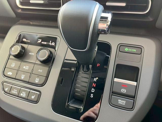 フリード クロスター クリアランスソナー オートクルーズコントロール レーンアシスト 衝突被害軽減システム 両側電動スライドドア オートライト LEDヘッドランプ スマートキー 電動格納ミラー シートヒーター 3列シート(10枚目)