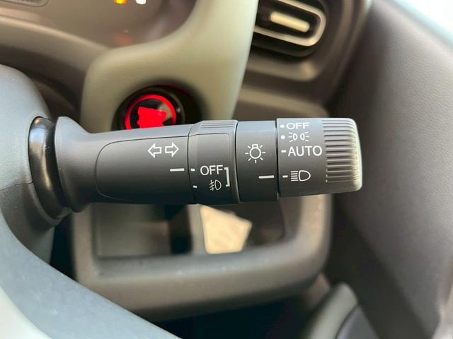 フリード クロスター クリアランスソナー オートクルーズコントロール レーンアシスト 衝突被害軽減システム 両側電動スライドドア オートライト LEDヘッドランプ スマートキー 電動格納ミラー シートヒーター 3列シート(13枚目)