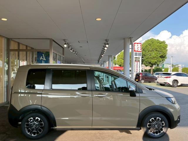 フリード クロスター クリアランスソナー オートクルーズコントロール レーンアシスト 衝突被害軽減システム 両側電動スライドドア オートライト LEDヘッドランプ スマートキー 電動格納ミラー シートヒーター 3列シート(18枚目)