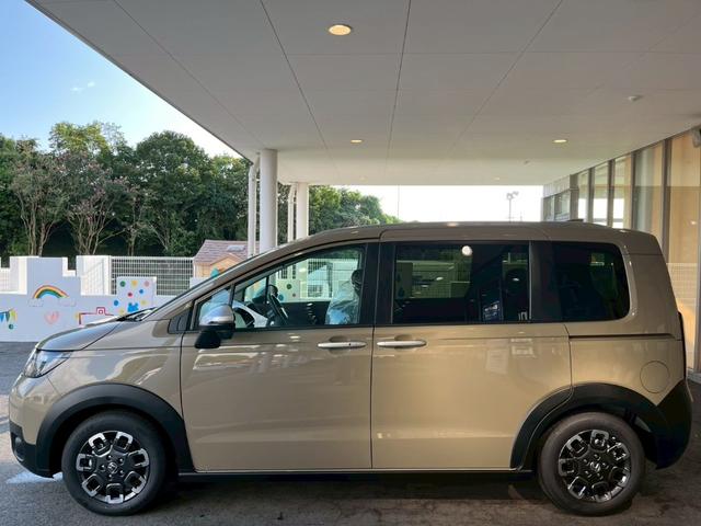 フリード クロスター クリアランスソナー オートクルーズコントロール レーンアシスト 衝突被害軽減システム 両側電動スライドドア オートライト LEDヘッドランプ スマートキー 電動格納ミラー シートヒーター 3列シート(24枚目)