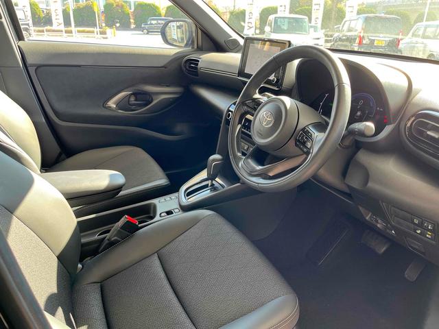 ヤリスクロス ハイブリッドＺ　純正ディスプレイオーディオ　全周囲カメラ　クリアランスソナー　クルーズコントロール　レーンアシスト　パワーシート　衝突被害軽減システム　オートマチックハイビーム　ＬＥＤヘッドランプ　アルミホイール（19枚目）