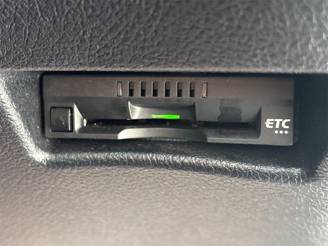 シエンタ ハイブリッドG クエロ 社外ナビ ETC バックカメラ 両側電動スライドドア TV レーンアシスト 衝突被害軽減システム オートマチックハイビーム オートライト LEDヘッドランプ スマートキー CVT(7枚目)