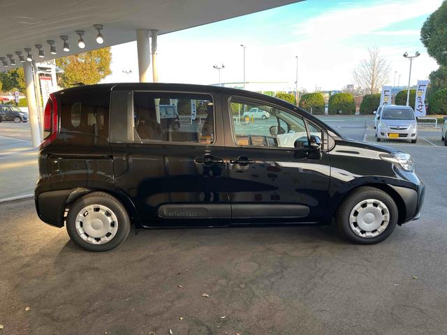 シエンタ ハイブリッドＸ　片側電動スライドドア　クリアランスソナー　オートクルーズコントロール　レーンアシスト　衝突被害軽減システム　オートマチックハイビーム　オートライト　ＬＥＤヘッドランプ　スマートキー　電動格納ミラー（8枚目）