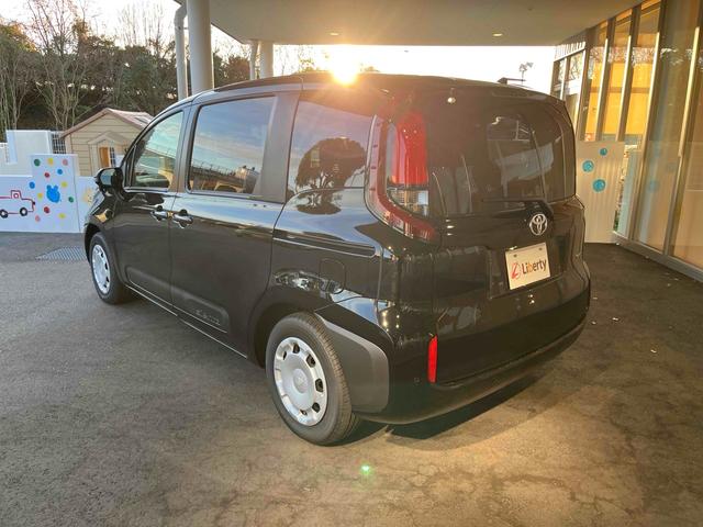 シエンタ ハイブリッドＸ　片側電動スライドドア　クリアランスソナー　オートクルーズコントロール　レーンアシスト　衝突被害軽減システム　オートマチックハイビーム　オートライト　ＬＥＤヘッドランプ　スマートキー　電動格納ミラー（10枚目）