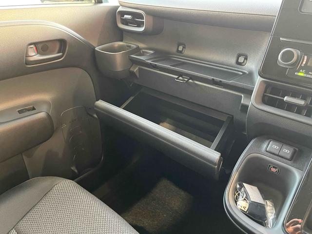 シエンタ ハイブリッドＸ　片側電動スライドドア　クリアランスソナー　オートクルーズコントロール　レーンアシスト　衝突被害軽減システム　オートマチックハイビーム　オートライト　ＬＥＤヘッドランプ　スマートキー　電動格納ミラー（27枚目）