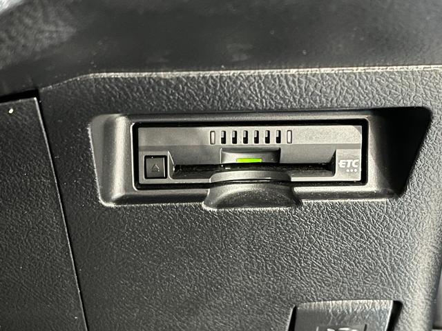 ヴィッツ ハイブリッドＦ　トヨタセーフティセンス　純正７型ナビ　ＬＥＤヘッドライト　ＣＤ　Ｂｌｕｅｔｏｏｔｈ　ＴＶ　バックモニター　プッシュスタート　ビルトインＥＴＣ　ＡＵＴＯライト　ステアリングスイッチ　アイドリングストップ（22枚目）