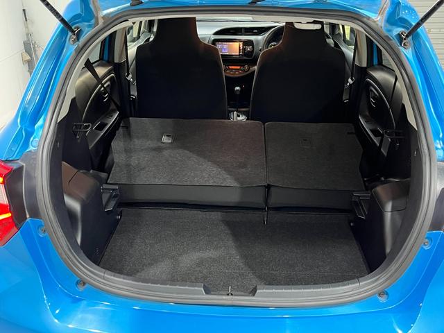 ヴィッツ ハイブリッドＦ　トヨタセーフティセンス　純正７型ナビ　ＬＥＤヘッドライト　ＣＤ　Ｂｌｕｅｔｏｏｔｈ　ＴＶ　バックモニター　プッシュスタート　ビルトインＥＴＣ　ＡＵＴＯライト　ステアリングスイッチ　アイドリングストップ（52枚目）