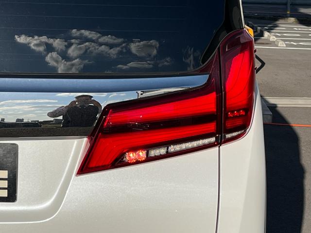 アルファード ２．５Ｓ　タイプゴールド　寒冷地仕様　車高調　ＲＡＹＳ２０インチＡＷ　後席フリップダウンモニター　エントリーナビキット　ＣＤ／ＤＶＤデッキ　フルセグＴＶ　トヨタセーフティセンス　ビルトインＥＴＣ　３眼ＬＥＤヘッドライト（8枚目）