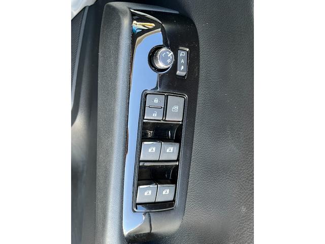 アルファード ２．５Ｓ　タイプゴールド　寒冷地仕様　車高調　ＲＡＹＳ２０インチＡＷ　後席フリップダウンモニター　エントリーナビキット　ＣＤ／ＤＶＤデッキ　フルセグＴＶ　トヨタセーフティセンス　ビルトインＥＴＣ　３眼ＬＥＤヘッドライト（24枚目）