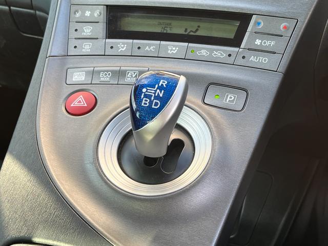 プリウス Ｓ　パナソニック７型ナビ　Ｂｌｕｅｔｏｏｔｈ　バックモニター　ビルトインＥＴＣ　ＨＩＤヘッドライト　フォグランプ　ＣＤ　ＴＶ　ステアリングスイッチ　ＰＵＳＨスタート　純正アルミホイール　ＡＵＴＯライト（29枚目）