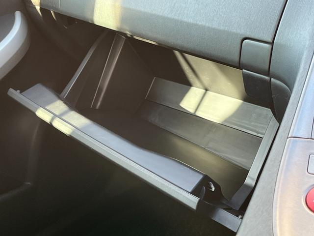 プリウス Ｓ　パナソニック７型ナビ　Ｂｌｕｅｔｏｏｔｈ　バックモニター　ビルトインＥＴＣ　ＨＩＤヘッドライト　フォグランプ　ＣＤ　ＴＶ　ステアリングスイッチ　ＰＵＳＨスタート　純正アルミホイール　ＡＵＴＯライト（35枚目）