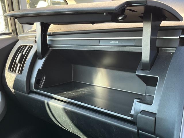 プリウス Ｓ　パナソニック７型ナビ　Ｂｌｕｅｔｏｏｔｈ　バックモニター　ビルトインＥＴＣ　ＨＩＤヘッドライト　フォグランプ　ＣＤ　ＴＶ　ステアリングスイッチ　ＰＵＳＨスタート　純正アルミホイール　ＡＵＴＯライト（36枚目）