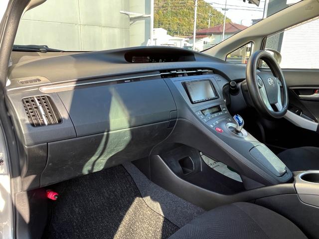 プリウス Ｓ　パナソニック７型ナビ　Ｂｌｕｅｔｏｏｔｈ　バックモニター　ビルトインＥＴＣ　ＨＩＤヘッドライト　フォグランプ　ＣＤ　ＴＶ　ステアリングスイッチ　ＰＵＳＨスタート　純正アルミホイール　ＡＵＴＯライト（46枚目）