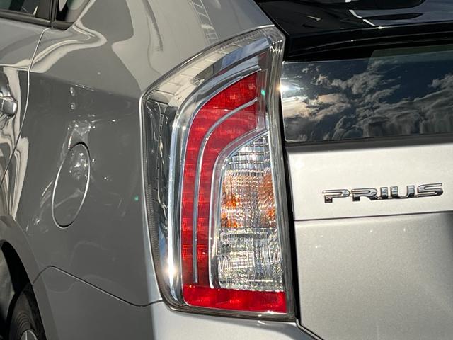 プリウス Ｓ　パナソニック７型ナビ　Ｂｌｕｅｔｏｏｔｈ　バックモニター　ビルトインＥＴＣ　ＨＩＤヘッドライト　フォグランプ　ＣＤ　ＴＶ　ステアリングスイッチ　ＰＵＳＨスタート　純正アルミホイール　ＡＵＴＯライト（65枚目）