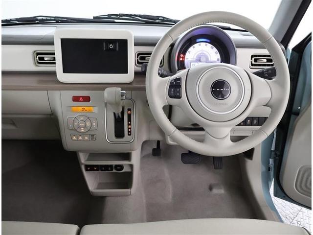 スタイリッシュなデザインのインパネ。各操作スイッチは使いやすい位置に配置されてます。