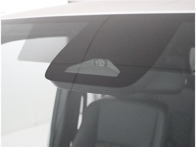 ヴォクシー ハイブリッドＳ－Ｚ　フルセグ　メモリーナビ　ＤＶＤ再生　後席モニター　バックカメラ　衝突被害軽減システム　ＥＴＣ　両側電動スライド　ＬＥＤヘッドランプ　乗車定員７人　３列シート（9枚目）