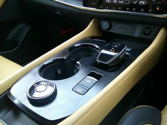 ����������V�t�g�m�u����ƂȂ��Ă���܂�������s�󋵂ɉ����ăh���C�u���[�h�؂�ւ����R���݁�X�ɂ͉����ł̒ᑬ�ێ����T�|�[�g���Ă����_�E���q���A�V�X�g�t����