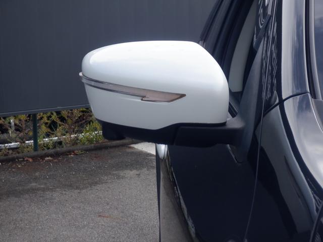 ウインカー付きドアミラーです。周りに「ウインカー＆ハザード」を気づいてもらえるお洒落＆安全確保のアイテムです。